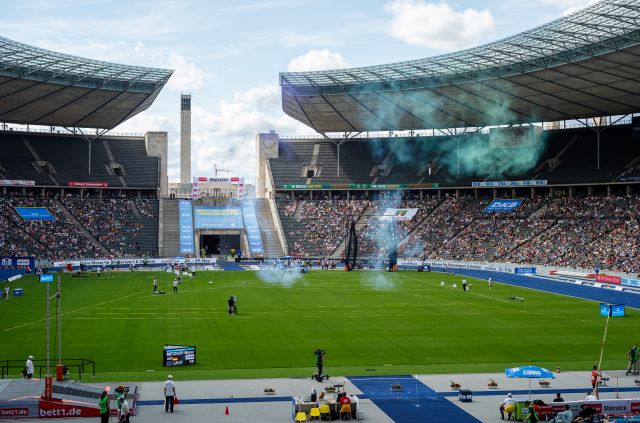 Das Olympiastadion mit Blick auf den Rasen, nachdem Feuerwerk gezündet wurd