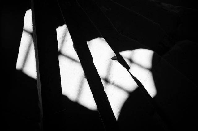 Eine Treppe in einer alten Burg, von oben fotografiert, schwarz weiß