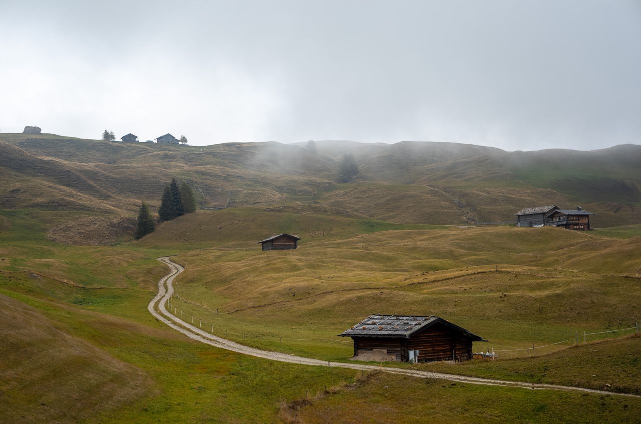 Die Seiseralm mit ein paar Hütten im Nebel